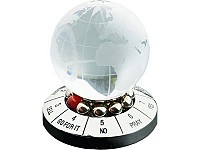  Десижн-мейкер со стеклянным шаром и картой мира
